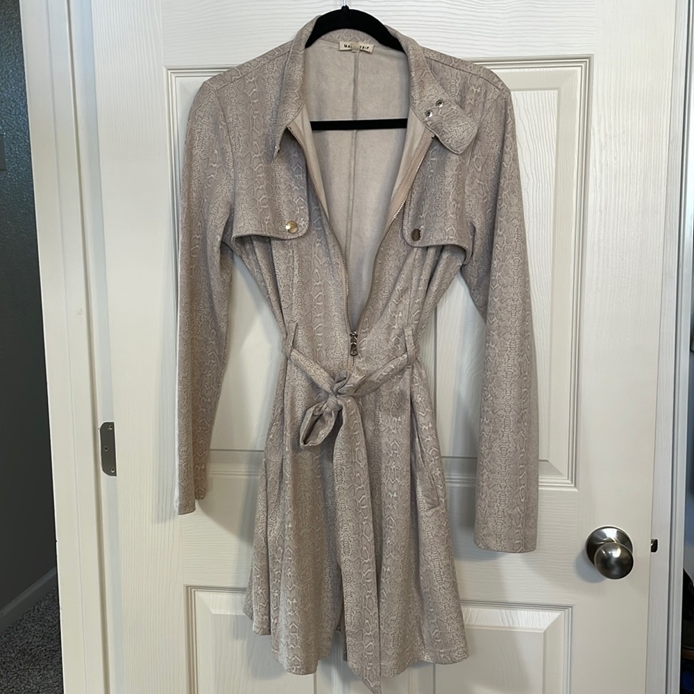 Gorgeous ivory snakeskin print lightweight jacket Size Lg Faux suede